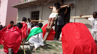 Fe y devoción. En Canatlán se llevó a cabo el tradicional vía crucis.