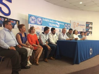Zermeño denunció que se el PRI y PVEM regalan tarjetas de despensa en las casas, lentes y otras dádivas que están prohibidas. (El Siglo de Torreón)