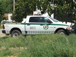Causa polémica. Esta camioneta oficial de Protección Civil de Torreón fue captada este domingo en Parras. (Cortesía)