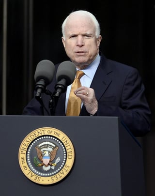 McCain es una de las figuras políticas en Washington más respetadas tanto por republicanos como por demócratas, por su trayectoria primero como militar y luego como legislador. (EFE)