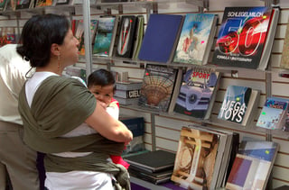 Revés. Mexicanos rompen con el cliché del no lector comprando libros en remate.