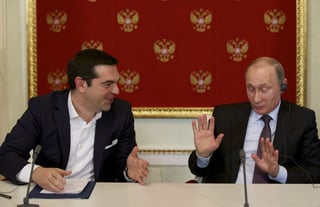 Charla. El presidente ruso, Vladímir Putin (d), y primer ministro griego, Alexis Tsipras, durante la firma de un Plan de Acción conjunto para 2015-2016 en el Kremlin de Moscú.