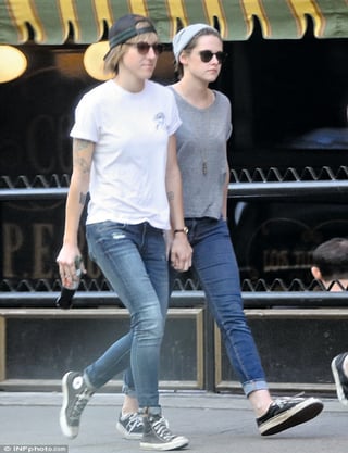 ¿Pareja?. La actriz Kristen Stewart y su amiga Alicia Cargile se les vio muy cariñosas paseando por Los Ángeles tomadas de la mano.