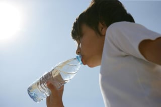 Se sugiere ingerir más líquidos de los habituales, sin esperar a tener sed y sin importar el nivel de actividad. (ARCHIVO)
