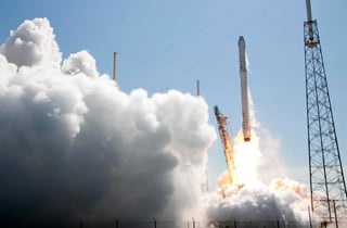 El cohete Falcon 9 colocó en órbita a la sonda Dragon con éxito en 14 minutos, aunque el hito más importante de este lanzamiento de apariencia rutinaria fue el intento de posar sin daño alguno la primera fase del cohete. (AP)