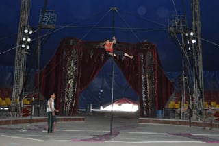 ‘Lucha’. En el circo Italian ofrecen una serie de espectáculos diferentes sin animales, para hacerlos más atractivos a las familias. (GUADALUPE MIRANDA)