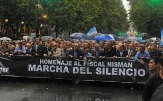 Marchas.  Personas participan en una marcha en homenaje de Alberto Nisman, muerte que relacionan a Cristina Fernández.