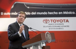Confianza.  El presidente de Toyota Norteamérica, Jim Lentz, durante un acto oficial en la residencia presidencial de Los Pinos, en el DF, al anunciar la inversión millonaria en México.
