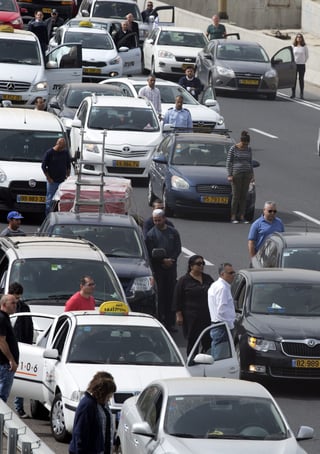 Silencio. Varios israelíes guardan silencio tras detener sus vehículos en plena autopista de Tel Aviv al sonar las sirenas.