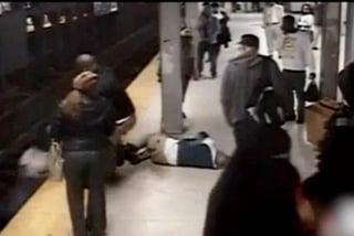 Cámaras de vigilancia del subterráneo en Filadelfia muestran el momento en que Alfred McNamee camina por el borde de la plataforma y cae a las vías e inmediatamente otro sujeto se arroja para rescatarlo 