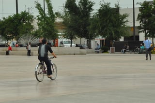 De paseo.  Con tranquilidad una ciclista recorrió la Plaza Mayor pese a estar prohibido.  (GUADALUPE MIRANDA)