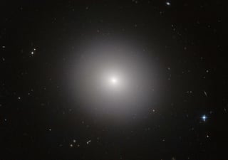 Permite a los científicos concluir que las galaxias gigantes mueren de dentro hacia afuera, resolviendo así lo que llaman uno de los grandes misterios de la astrofísica. (EFE)