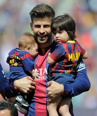 El defensa español compartió la alegría del triunfo en compañía de su esposa, la cantante colombiana Shakira, y sus dos hijos. (AP)