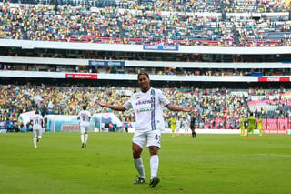 Con doblete de Ronaldinho y un pésimo juego del América, los Gallos Blancos del Querétaro vencieron 4-0 a las Águilas en el Estadio Azteca. (JAMMEDIA)