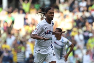 Ronaldinho sólo jugó algunos minutos pero logró convertir par de goles que ayudaron a la goliza. (EFE)