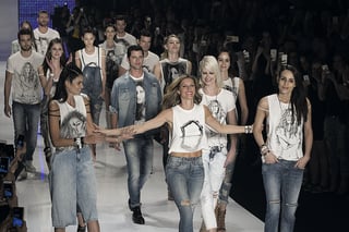 
La modelo brasileña Gisele Bündchen (c) acompañada de otros modelos, camina por la pasarela con diseños de la firma Colcci. (EFE)