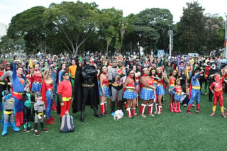 Decenas de personas vestidas de Batman y Superman, principalmente, y también de otros personajes de la Liga de la Justicia, como la Mujer Maravilla, Linterna Verde, Flash o Aquaman, se congregaron en el centro deportivo municipal Tietê, en el centro de Sao Paulo, la mayor ciudad de Brasil. (EFE)
