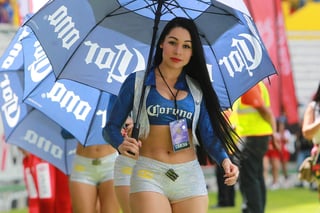 Las chicas alentaron a los aficionados para que no cayera el apoyo a su equipo en la jornada 14 en Pachuca. (Fotografías de Jam Media)