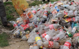De cada kilo de desecho plástico pueden producir un litro de diesel. (ARCHIVO)