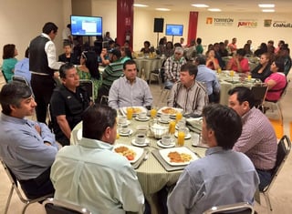 El alcalde Miguel Riquelme se reunió con representantes de 12 Comités Vecinales de colonias aledañas a la empresa Met  Mex Peñoles. (TWITTER)