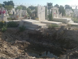 Hasta un acumulamiento de agua se localizó junto a una de las tumbas. (EL SIGLO DE TORREÓN)