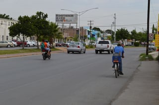 Se arriesgan. Algunos ciclistas todavía prefieren circular entre los automóviles en el bulevar Constitución de Torreón, esto a pesar de que en la vialidad hay una ciclopista desde el año 2012. (ROBERTO ITURRIAGA)