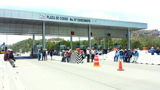 Toman. Los ejidatarios toman la caseta de cobro de Coscomate en la autopista Durango-Mazatlán.