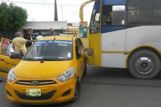 Autobús impacta a un taxi