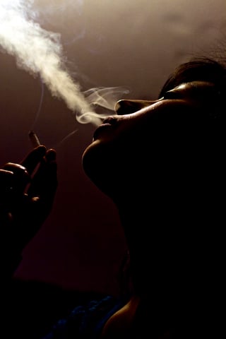 No se permitirá fumar en bares, casinos y muchos otros lugares públicos, como hoteles, sitios de trabajo, clubes privados y tiendas. (ARCHIVO)