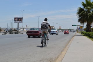 Inseguros. Ciclistas de Torreón consideran que es complicado circular por las vialidades. (ROBERTO ITURRIAGA)