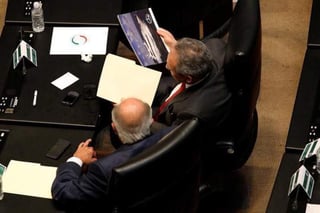 Los senadores Carlos Romero Deschamps y Gerardo Sánchez fueron captados viendo un catálogo de yates durante la discusión del Sistema Nacional Anticorrupción. (Reforma) 