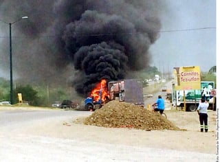 Fuego. El grupo criminal incendió camiones y autos particulares para bloquear las carreteras de la ciudad.