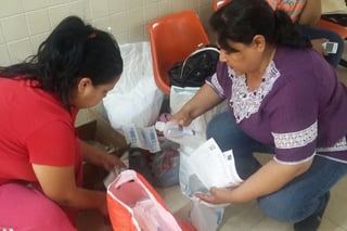 Apoyo. Saira y su tía Carolina ordenan todos los medicamentos y material médico, que llevó hasta el hospital en apoyo a Alexis. (GUADALUPE MIRANDA)