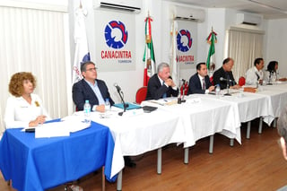 En el debate organizado por el Grupo Empresarial de La Laguna (GEL) y el Consejo Lagunero de la Iniciativa Privada (CLIP) en la sede de Canacintra, participaron siete de los ocho aspirantes, el ausente fue el representante del PT. (EL SIGLO DE TORREÓN)
