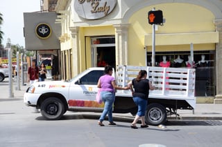 Fueron captados estacionados sobre los pasos peatonales ubicados en la confluencia de avenida Hidalgo y calle Cepeda. (EL SIGLO DE TORREÓN)
