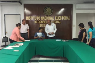 Denuncia. Dirigentes del PAN acudieron a la sede distrital del Instituto Nacional Electoral (INE). (EL SIGLO DE TORREÓN)