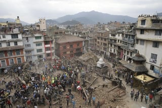 El sismo, con una magnitud preliminar de 7.9, ocurrió antes del mediodía y se sintió más en la capital nepalí. (EFE)