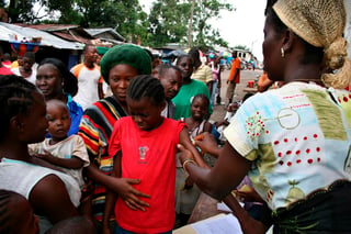 Tres millones de niños que viven en países afectados por el virus del ébola serán vacunados para protegerlos de enfermedades prevenibles pero potencialmente mortales. (ARCHIVO)
