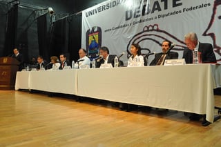 Los candidatos a diputados por el Distrito 06 participaron en un debate organizado por la Universidad Autónoma de Coahuila. (Ramón Sotomayor)
