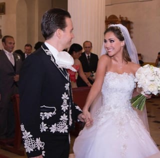 Anahí confirmó tras su boda, que no tendrá Luna de miel por el momento, debido a los compromisos del gobernador. (Instagram)

