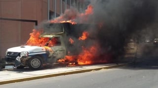 Los manifestantes quemaron seis camionetas de empresas privadas en el congreso de Chilpancingo. (Twitter)