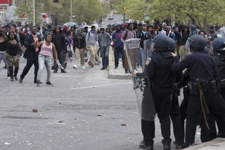 Los manifestantes arrojaron botellas, piedras, palos y artefactos a los equipos tácticos de la policía de Baltimore en varias calles de la ciudad. (EFE)