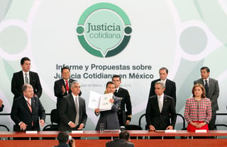 Entrega. Enrique Peña Nieto recibió  el Informe y Propuestas sobre Justicia Cotidiana en México que pidió al CIDE.