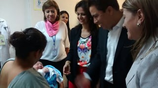 Visita. Personal del HG realiza convivio a niños y el secretario de Salud acude a entregar regalos a los pequeños pacientes. (Cortesía)