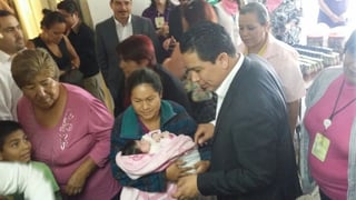 Festejo. Brindan momentos de alegría a pequeños del Hospital General de Gómez Palacio con motivo del Día del Niño. (Cortesía)