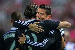 Cristiano Ronaldo celebra junto a Gareth Bale su tercera anotación del partido. Los 'Merengues' siguen de cerca al Barcelona en la lucha por el título español. (AP)
