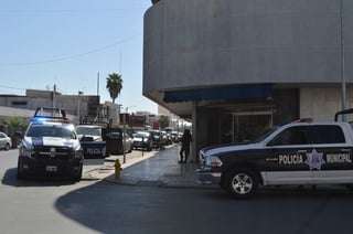 En minutos llegaron agentes de la Policía Municipal y del GATE, quienes encontraron a personal de la tienda pidiendo su apoyo para ubicar a cuatro presuntos delincuentes. (El Siglo de Torreón)

