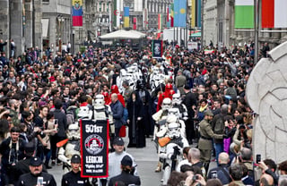 Fanáticos celebraron el Día de Star Wars con un desfile en las calles de Milán. (EFE)