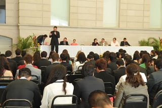 Convocatoria. Fueron cerca de 250 estudiantes universitarios los que participaron en el primer simulacro G20 Universitario organizado por el Grupo Águilas en Torreón. (Ramón Sotomayor)