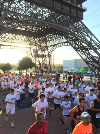 A temprana hora, bajo la estructura de la Torre Eiffel de Gómez Palacio, decenas de atletas tomaron la salida, celebrando una fecha especial. Sonrisas en Carrera 5 K del Día del Niño